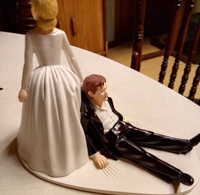 Wilton Humoroso Rubia Novia Pastel Topper Arrastrar Novio Para Alterar Foto 1 de 4