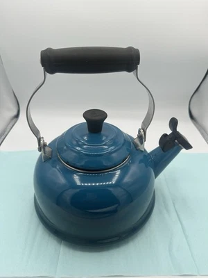 Le Creuset Whistling Tea Kettle Teapot Enamel Deep Teal Blue 1.7 Qt (1.6L) - Image 1 of 4