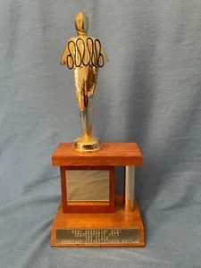 Estatuilla de metal de nogal 1975 Accordeon Trophy mediados de siglo Open Dúo Championship - Imagen 1 de 10
