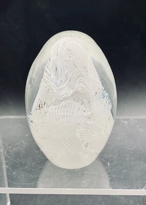 Pisapapeles vintage de Murano Italia blanco Latticino filigrana huevo de cristal Foto 1 de 4