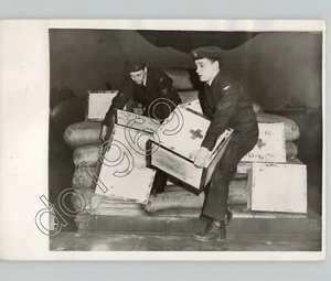 BRITISH AIR FORCE Assist Red Cross Suministros a Hungría Londres 1956 Foto de Prensa - Imagen 1 de 2