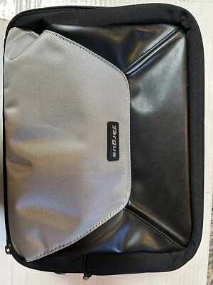 Nuevo sin etiquetas Targus Reproductor de DVD Portátil Estuche de Viaje Modelo DVD301 Almacenamiento Negro Plata Foto 1 de 4