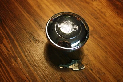 Tapa de gas ventilada con bloqueo cromado Harley Davidson original NOS con llave Foto 1 de 4