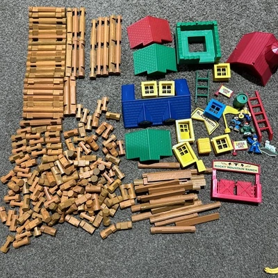 292 peças Lincoln Logs Rocky Mountain Ranch telhados janelas portas figuras vagão - Imagem 1 de 4