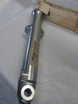 SUZUKI 1982 GS450L GS450T NOS AMORTIGUADOR DELANTERO INFERIOR DERECHO HORQUILLA FUNDA PIERNA EXTERIOR Foto 1 de 4