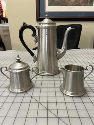 Juego de 3 - Repro siglo XVIII. Cafetera de peltre con crema y azúcar - Hecha en Inglaterra Foto 1 de 4