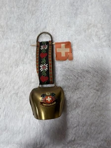 VINTAGE SCHWEIZ SOUVENIR MESSING KUHGLOCKE FABIC GOBELIN ERDBEEREN ARMBAND  - Bild 1 von 10