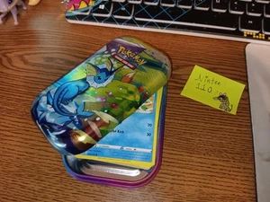 Pokémon Prismatic Evolutions Vaporeon Mini Tin - Bild 1 von 6