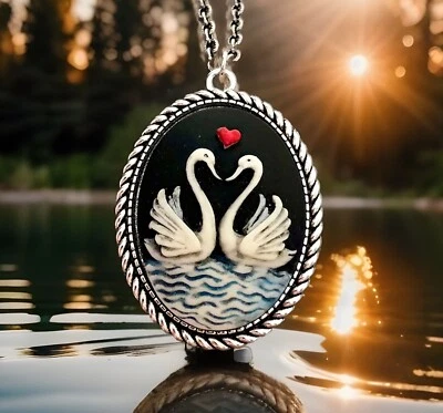 Collar camafeo Swans in Love, colgante vintage de pájaro cisne pintado a mano, antiguo Foto 1 de 4