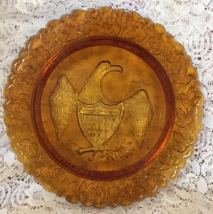 Vintage Indiana Kunst Glas Untersetzer Bernstein Farbe Adler Schild gewellter Blattrand - Bild 1 von 6