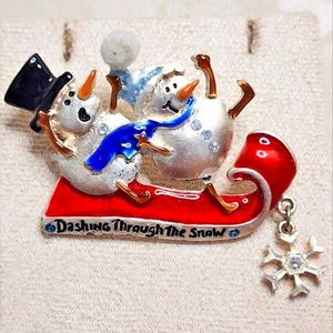 VINTAGE SNOWMAN SLEIGH ENAMEL CHRISTMAS BROOCH PIN HOLIDAY WINTER - Picture 1 of 7