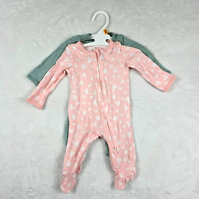 Paquete de 2 pijamas con patas Okie Dokie recién nacido rosa verde corazones rayón nuevo Foto 1 de 4