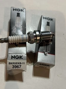 Set Of Two (2) -Spark Plugs-Standard NGK 3967 BKR5EKB-11 New Old Stock Free Ship - Foto 1 di 5