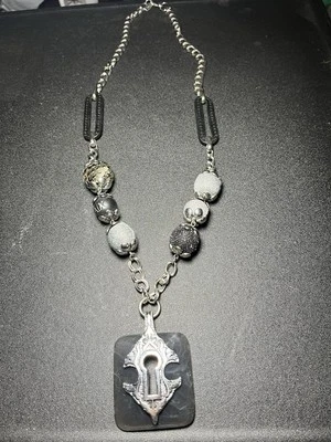 Collar Colgante Armani Exchange A/X Tono Plateado y Negro Ojo de Cerradura Foto 1 de 4