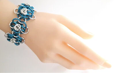 Bracciale floreale in Alluminio diamantata chainmaille nei colori Blu e argento - Immagine 1 di 2
