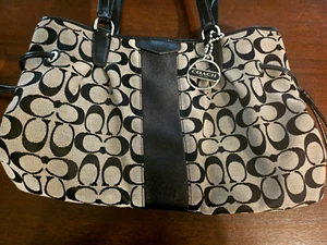 Bolso de hombro Coach Signature Devin de lona caqui F28501 - Imagen 1 de 9
