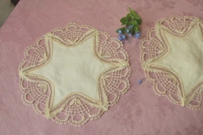 Napperon ancien en fil de lin écru et dentelle du Puy aux fuseaux / 340016-10 - Photo 1/4