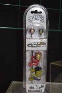 NECA Avengers Hulk und Ironman Scaler 2er Pack mit Custom Ohrhörern - Bild 1 von 6