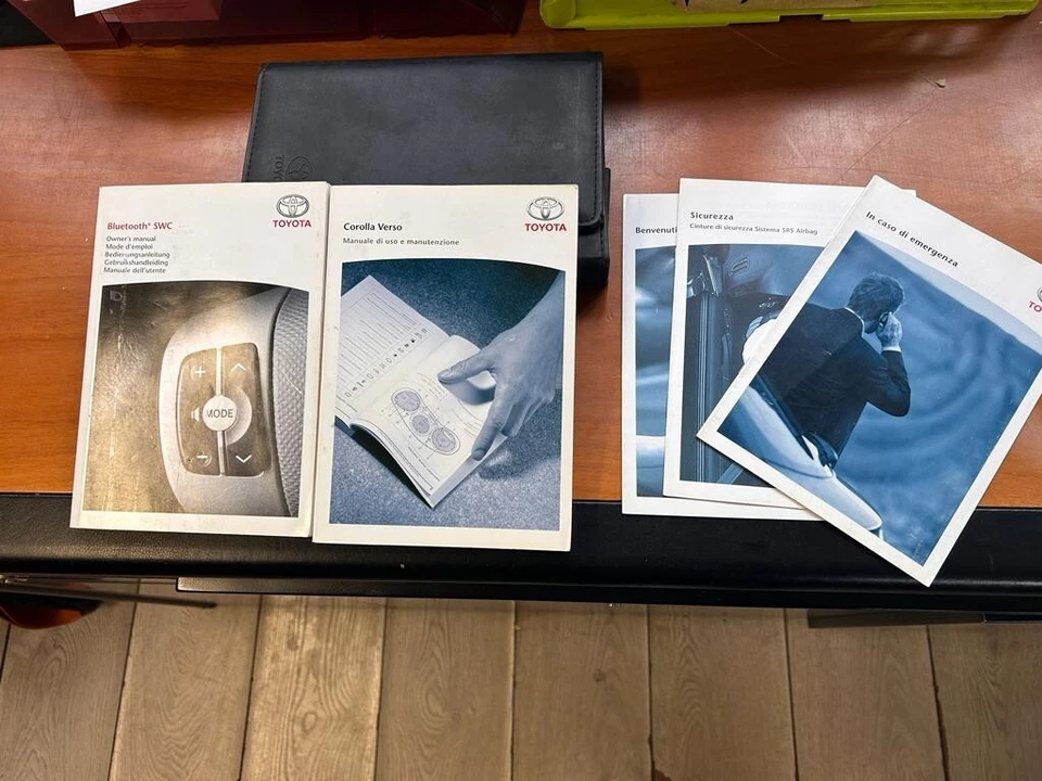 Manuale uso e manutenzione Toyota Corolla 2006 JL-3 con custodia - Immagine 1 di 2