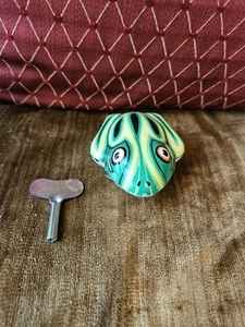 VINTAGE WIND UP TIN TOY FROG 2.5" HOPPING JUMPING RETRO STYLE - Picture 1 of 6