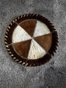 Vintage Handarbeit rund Rindsleder/Tier Patchwork Kunst Wandteppich Ranch rustikal Ms0 - Bild 1 von 7