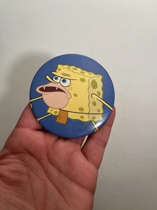 SpongeBob Caveman bottone rotondo spilla metallo SquarePants HTF RARO Swag Flair cartone animato - Foto 1 di 2