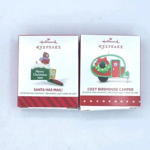 Cámper Hallmark Ornaments Santa tiene correo y acogedora casa de pájaros - Imagen 1 de 2