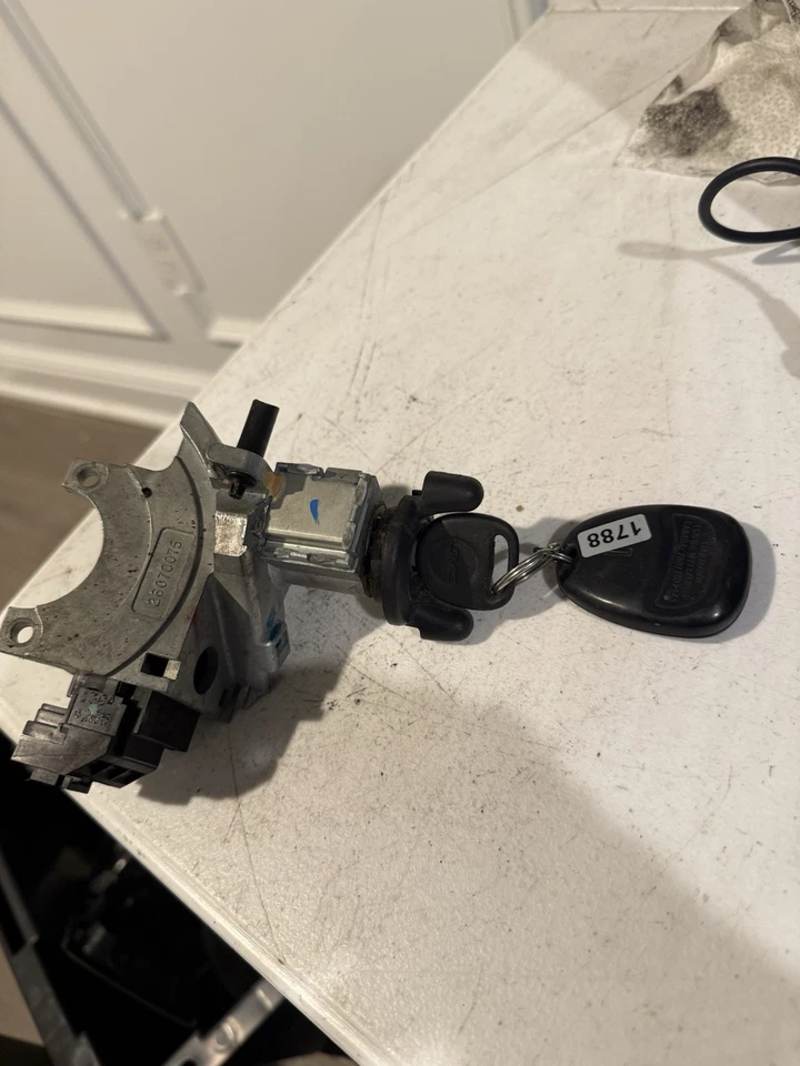 2002-2009 Trailblazer Envoy Rainier Ignition Switch Cylinder Housing OEM26070075 - Image 1 of 4