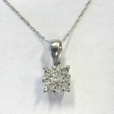 PINGENTE CLÁSSICO DE DEZ DIAMANTES CLUSTER, 1/4CTTW, OURO BRANCO 10K - Imagem 1 de 4