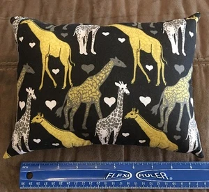 Acento hecho a mano - Almohada hermosa tela de jirafa y corazón - Imagen 1 de 1
