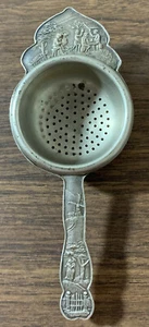 ANTIKES DORFSZENE "10,15" AUS DEN 1840ER JAHREN MÜNZE SILBER REPOUSSE TEESIEB - Bild 1 von 10