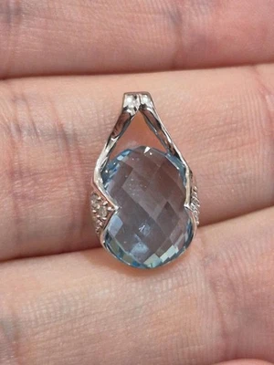 Hermoso colgante de diamantes y topacio azul de oro blanco de 9k  Foto 1 de 4