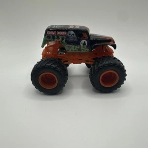 Monster Jam Grave Digger 1:64 Monster Truck naranja Hot Wheels - Imagen 1 de 9