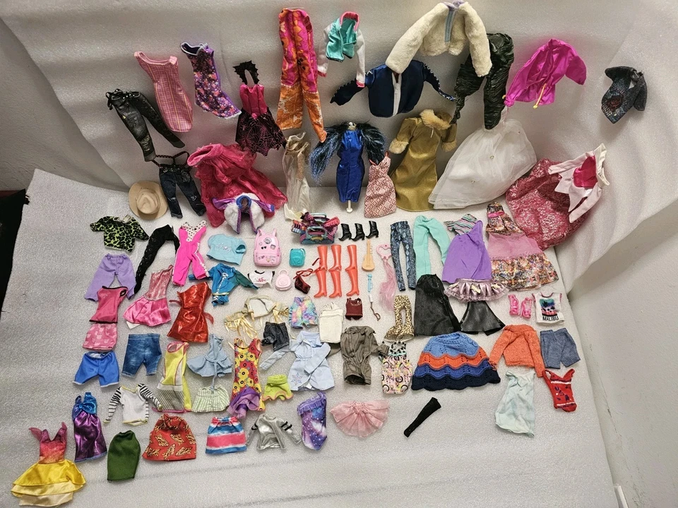 Barbie/Mattel Lote Mixto 86 Piezas Ropa, Accesorios Mundo Creable, Silkstone Foto 1 de 4
