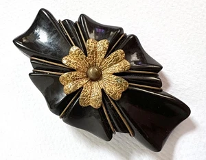 Große Vintage geschnitzte schwarze Bakelit Brosche mit goldfarbener Blume - groß, in sehr gutem Zustand Zustand - Bild 1 von 5