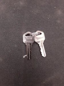 TRU GUARD / KWIKSET CHIAVE PRETAGLIATA KW-1 - 5 PIN - SET DI 2 CHIAVI SIMILI - Foto 1 di 4