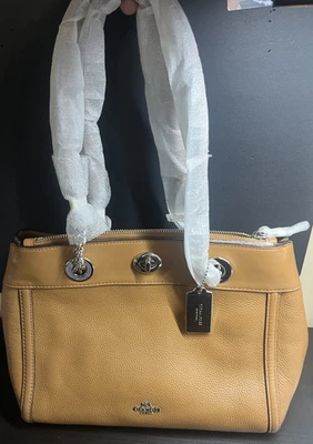 Nuevo con etiquetas Coach Bronceado Turnlock Edie Carryall Cuero Guijarro con Cubierta Antipolvo (Venta al por menor $395) Foto 1 de 4