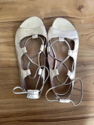 Sandalia Gentle Souls By Kenneth Cole Lark Gladiator Oro Rosa Talla 7 Usada en Excelente Condición Foto 1 de 2