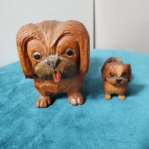 2 Stück Pekingese Hund und Welpe geschnitzte Holz Figuren Art Deco Sammlerstück LESEN - Bild 1 von 10