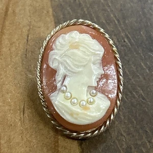 Broche vintage Estate camafeo esmalte resina roja tallada tono dorado - Imagen 1 de 3