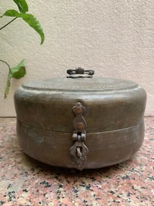 Caja de almacenamiento Chapati de latón antigua hecha a mano india utensilios de cocina de colección - Imagen 1 de 12