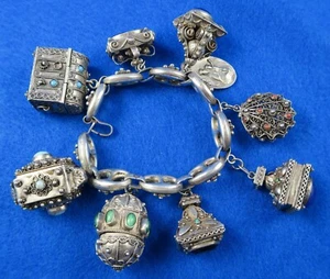 Zwei etruskische Stil Charm Armbänder, markiert 800 mit 11 (2 religiöse) Charms-Nachlass - Bild 1 von 12