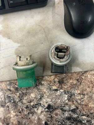 Enchufes de luz trasera / bombilla inversa | 1999-2007 Ford F150 F250 F350 F450 F550 Foto 1 de 4