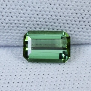 0.88 ct TOP LUSTROUS MOZAMBIQUE / NATURAL GREEN TOURMALINE - Octagon Gemstone !! - Picture 1 of 3