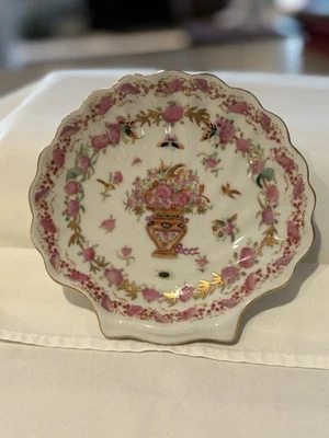 Plato con forma de concha con patrón de rosa Famille, pintado a mano con flores rosas y dorado Foto 1 de 4
