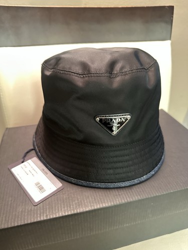 Cappello Prada reversibile a secchiello