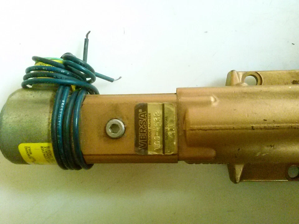 Versa VGG-4532 Válvula de latón de 4 vías, 120v 60hz, hecha en USA. Foto 1 de 2