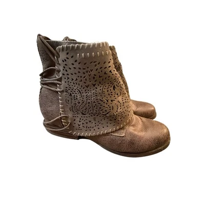 Bota de tornozelo feminina marrom couro trabalhado detalhe por não classificado tamanho 6.5 - Imagem 1 de 4