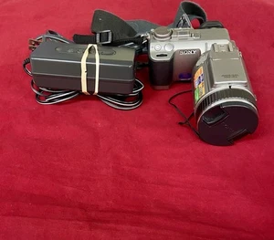 Sony Cyber-Shot DSC-F707 Silver MPEGMovieEX 5.0MP Digital Still Camera - Picture 1 of 6