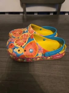 Zueco Crocs Crocband Fruta Limón Mujer’s 8 Hombre’s 6 Difícil de Encontrar Estampado  - Imagen 1 de 6